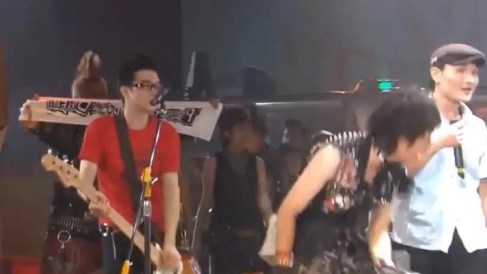 Singers strip down on stage - ThisVid.com