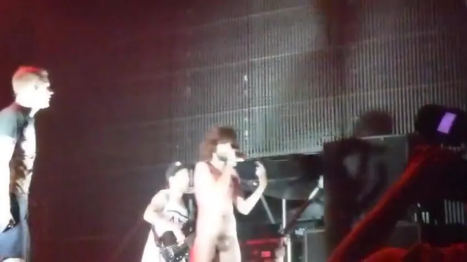 Singing naked on stage - ThisVid.com En español