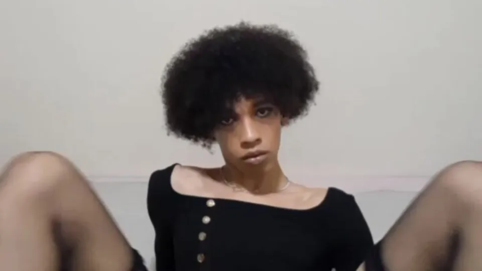 Sissy Keeps Her Pussy Open