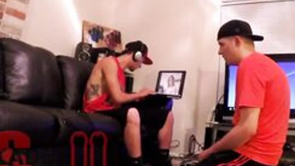 Skaden sucks bro on the couch