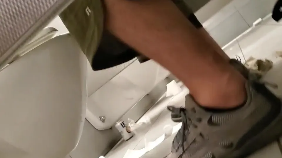 Skateboarder caught on spycam - ThisVid.com