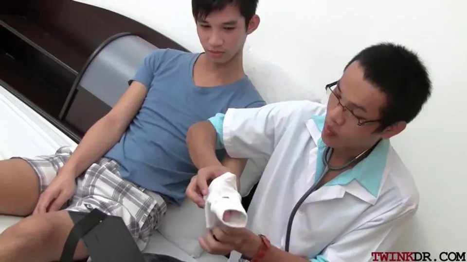 Skinny asian patient bottomed by doc