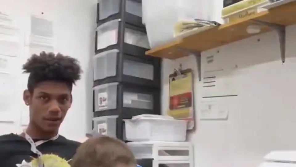 SKINNY INTERRACIAL COWORKERS FUCKING ON THE CLOCK!! - ThisVid.com En español