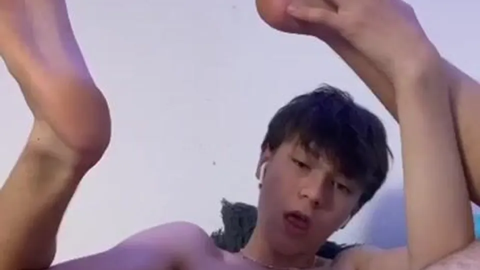 Skinny twink-Hot finger fuck