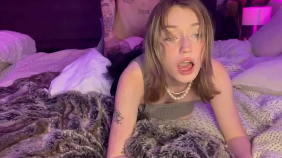 Skylarxrae en tenue gothique