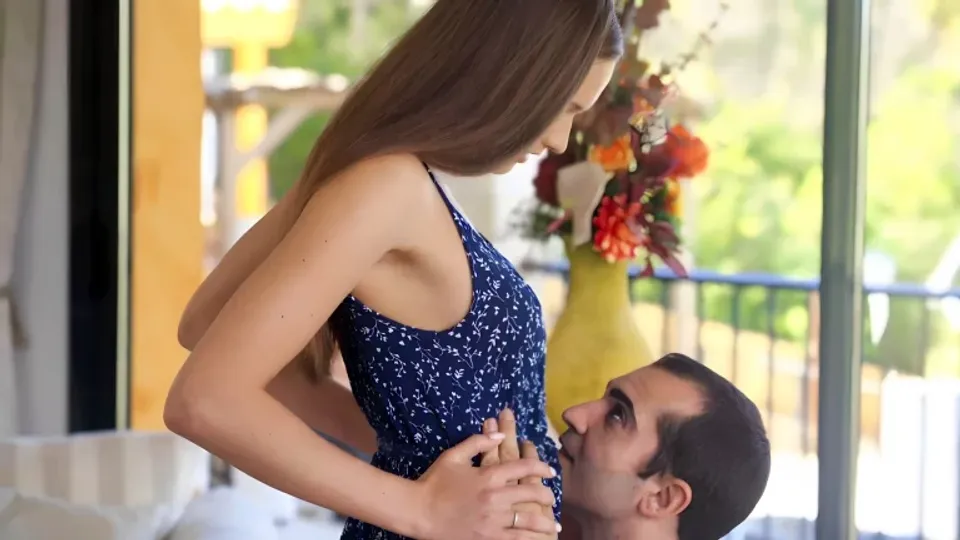 Slim Beauty Has Sexy Rendezvous 