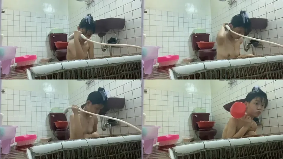 Small breasts high school girl Zhuang Yuqing takes a selfie in the shower  