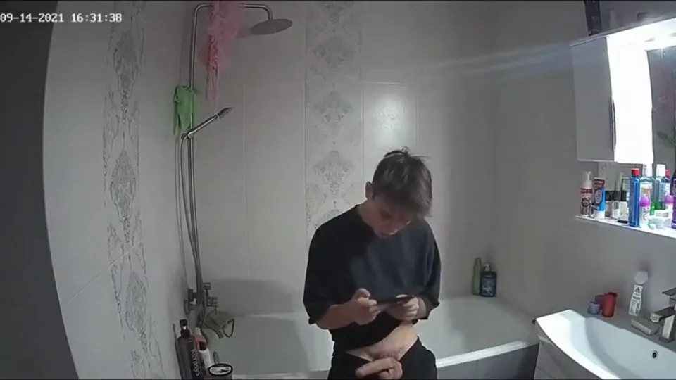 นักฟุตบอลมือใหญ่เล่นกับตัวเองในห้องน้ำ