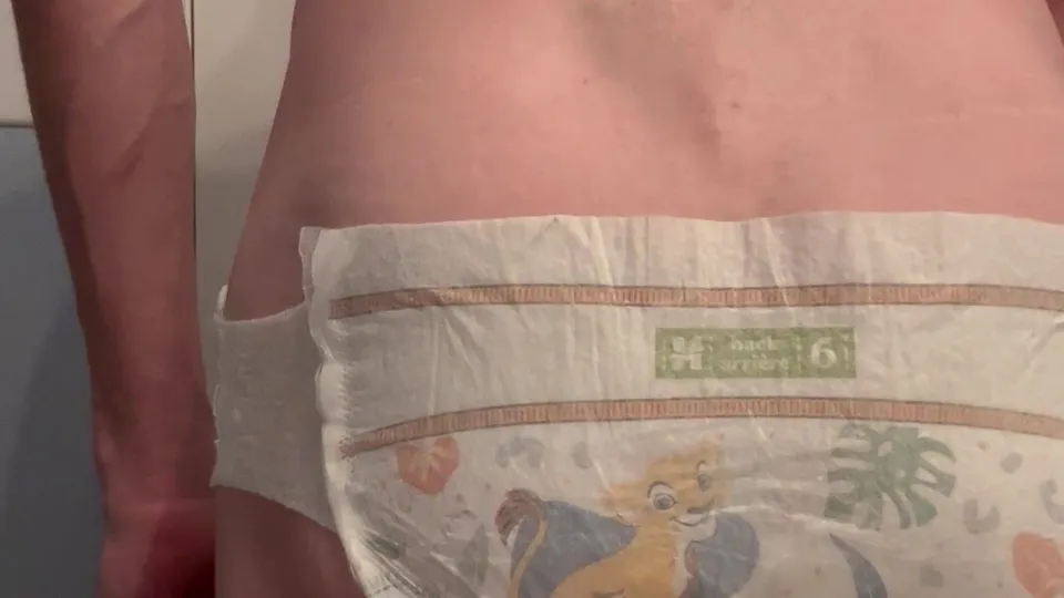 Soft poop in his lion king Huggies - ThisVid.com