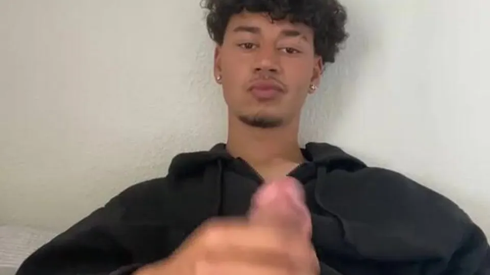 Spanish guy cums on cam