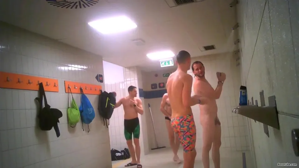SPIARE CAZZI NELLO SPOGLIATOIO