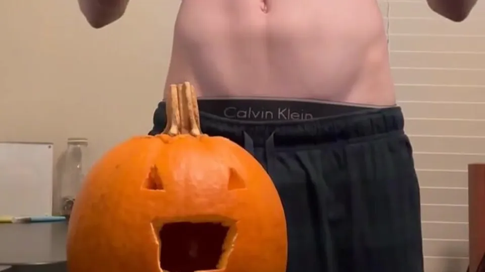 Spoky twink meet a pumpkin - ThisVid.com
