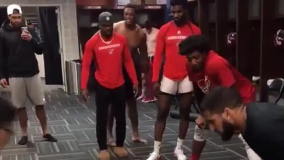 Sportsman caught in background in locker room - ThisVid.com
