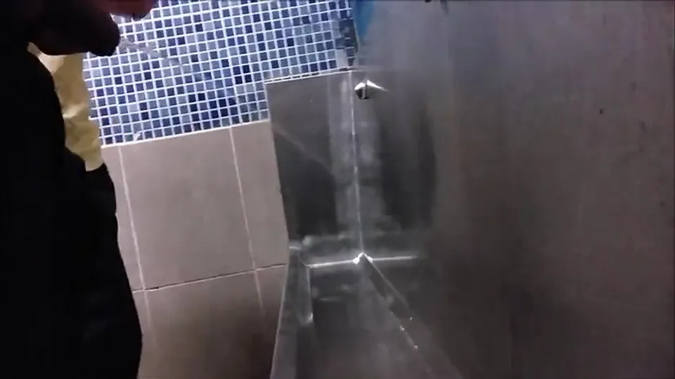Spy at urinal - ThisVid.com