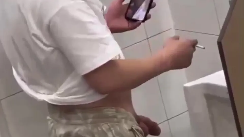 Spy Chinese Guy pissing - ThisVid.com