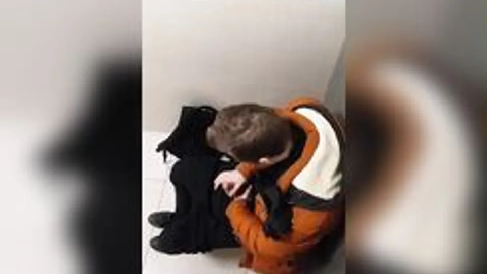 Vijf Jongenmannen Masturberen in het Huis