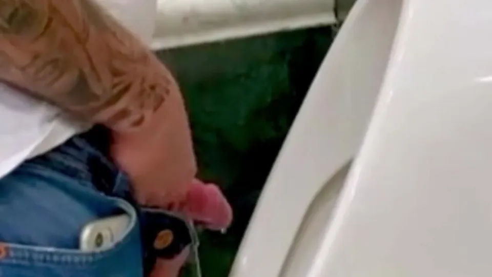 Spy guy in toilet - video 57 - ThisVid.com