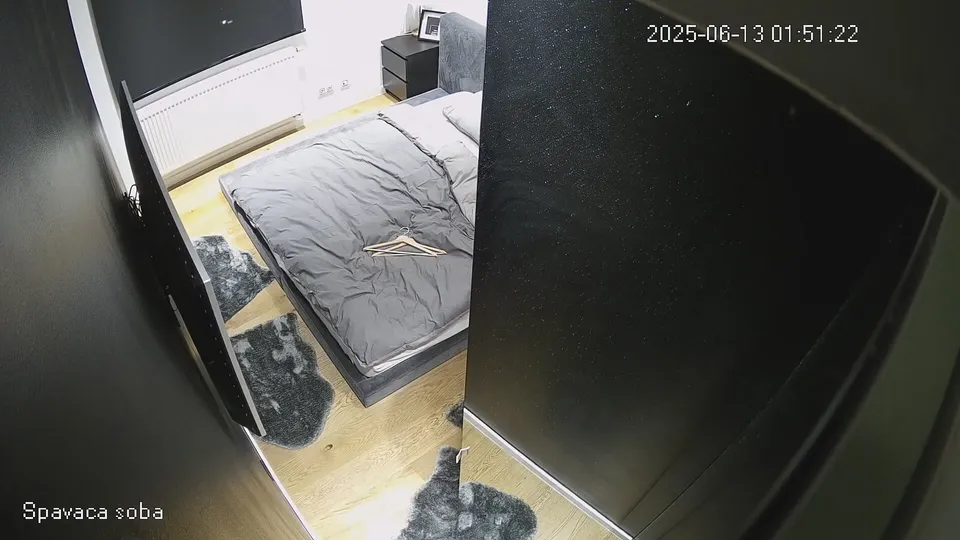 Spion - Naakte Bosnische kerel in zijn slaapkamer op ipcam - ThisVid.com