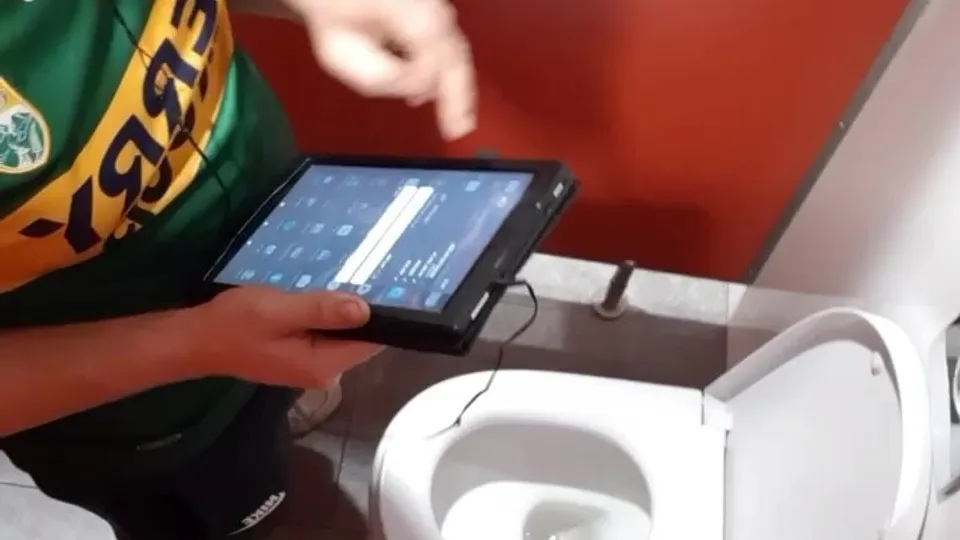 Spy jerking off in public toilet - ThisVid.com