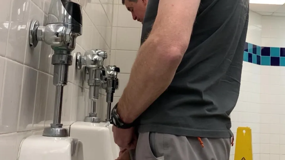 Spy on thick cock at the urinals - ThisVid.com