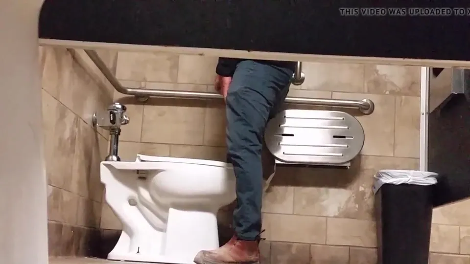 Öffentliche Toilette: Typ beim Pinkeln und Wichsen erwischt