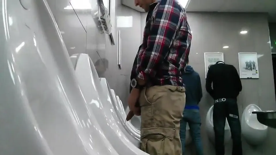 Spy pissing huge dick - ThisVid.com