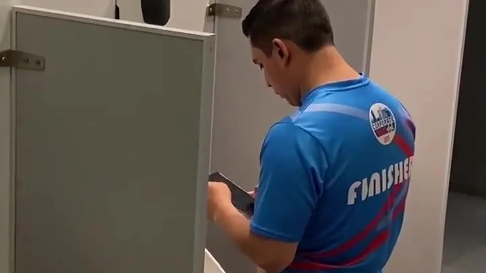 Spy pissing - video 10 - ThisVid.com