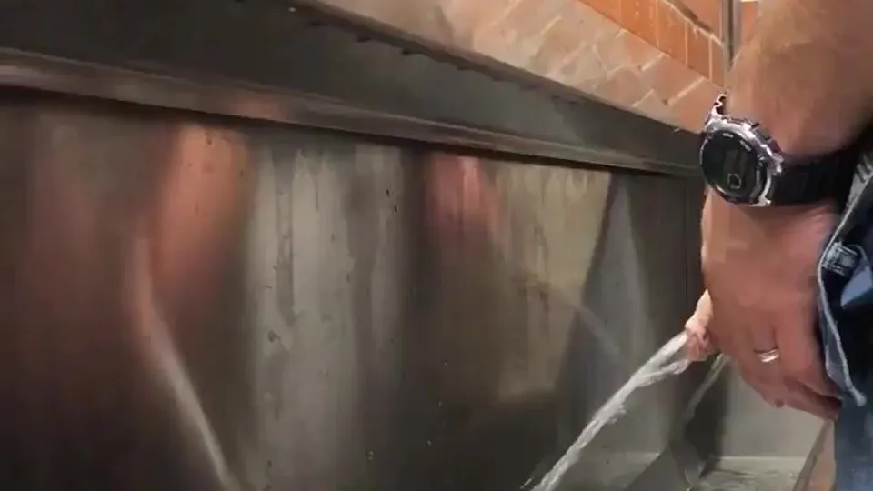 Spy straight man spy piss - ThisVid.com