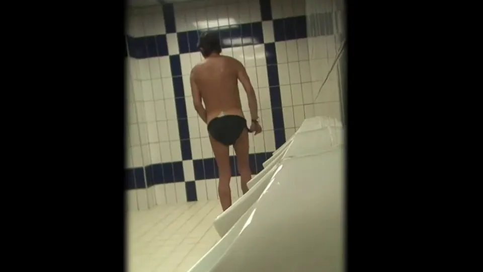 spy swimmer's urinals  — PornOne em português