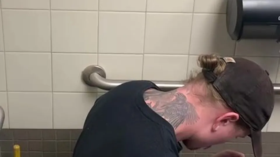 Spy - Tattood Skater Guy jerking off on a toilet - ThisVid.com