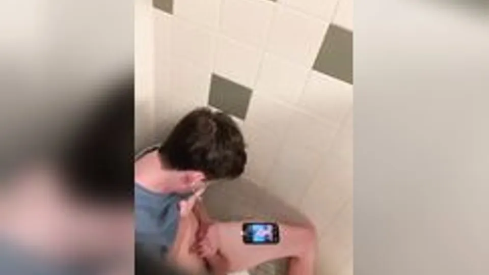 Spy - teen cum in stall