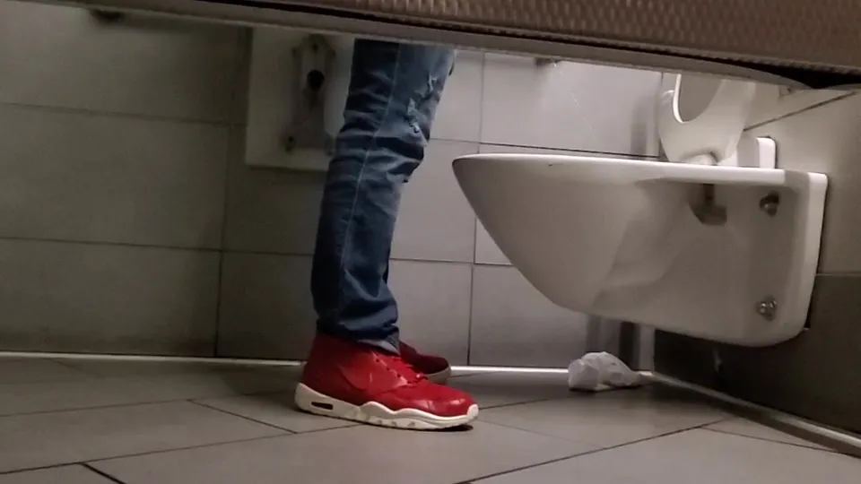 Spycam hard on piss - ThisVid.com