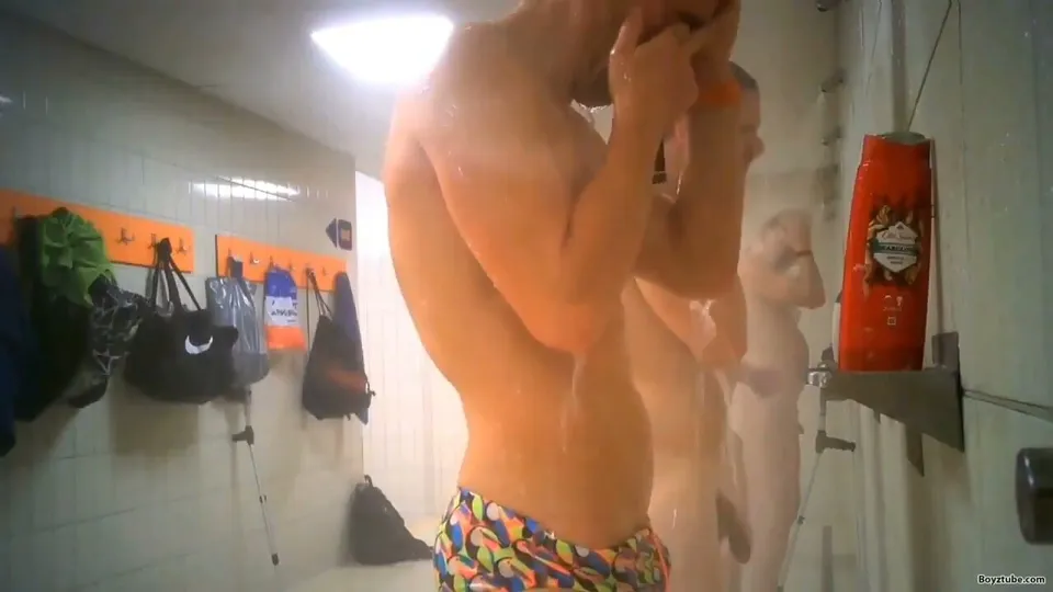 Spying a muscular man in the shower - ThisVid.com