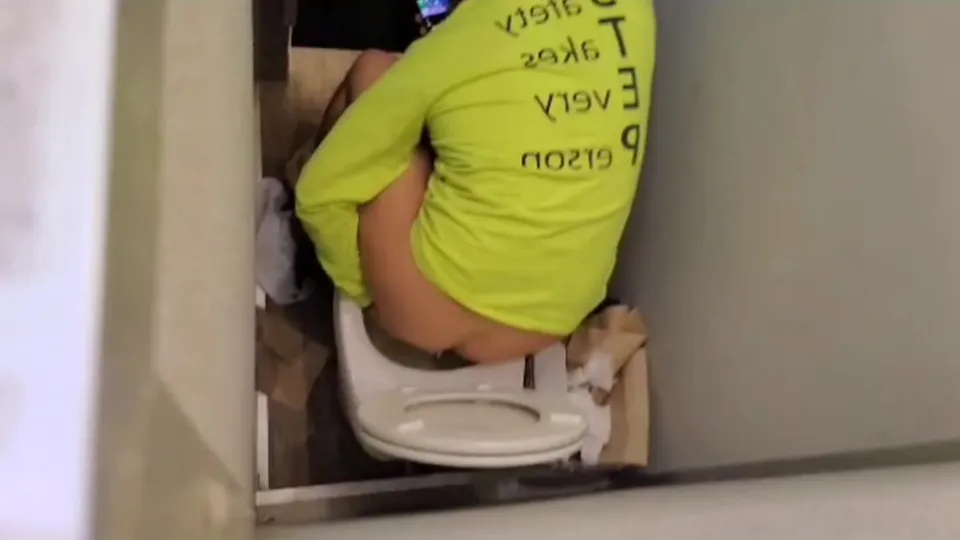 Spying co-worker 66 - ThisVid.com