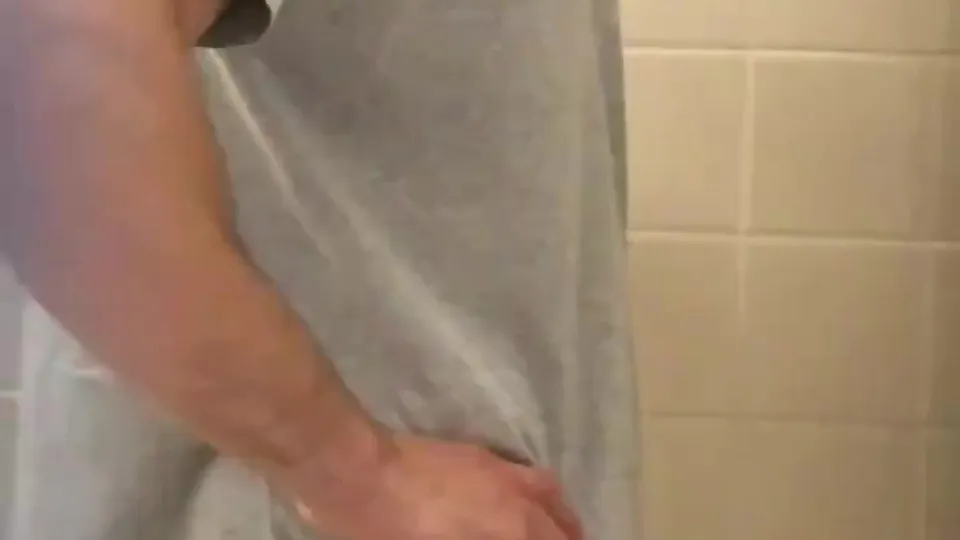 SPYING HOT MEN AT THE URINAL - ThisVid.com