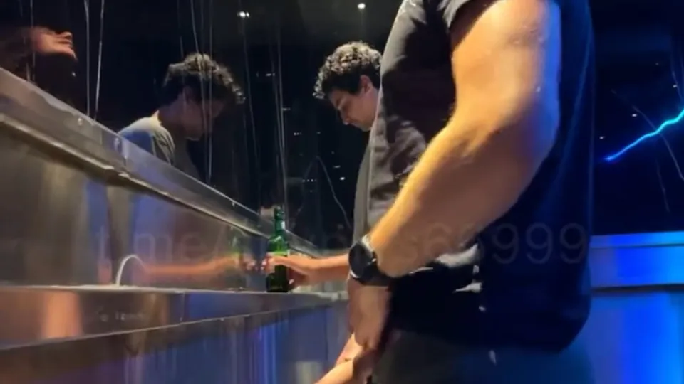 Spying men’s pissing - ThisVid.com