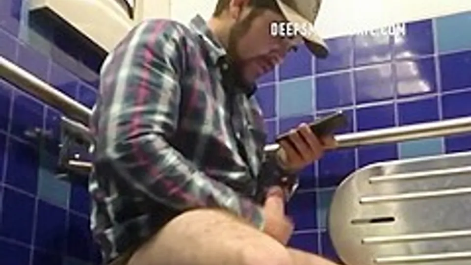 Spying On Bearded Guy Cumming Hard