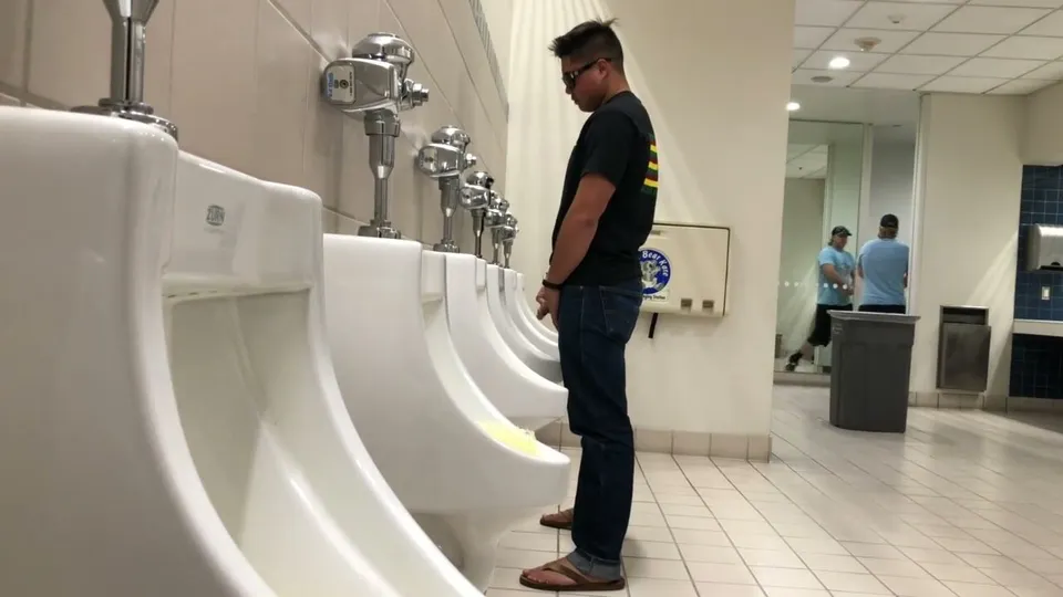 Spying on guys peeing 10 - ThisVid.com