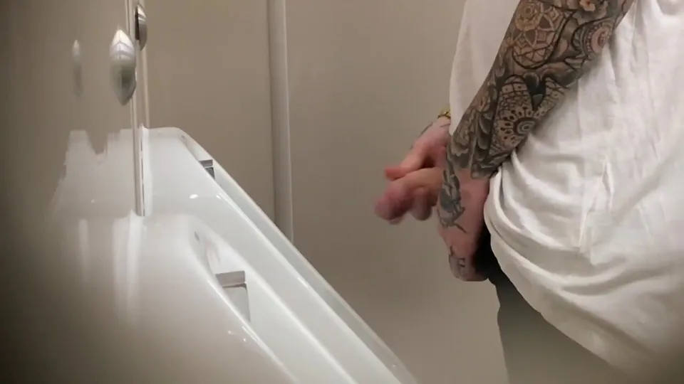Spying on guys peeing 12 - ThisVid.com
