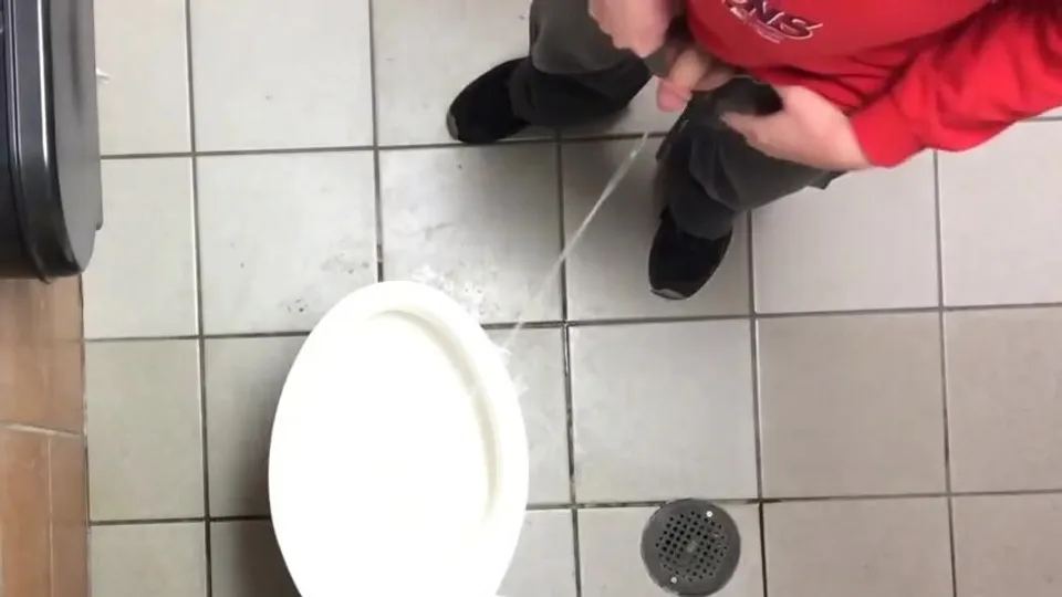 Spying over stall to catch guys pissing - ThisVid.com