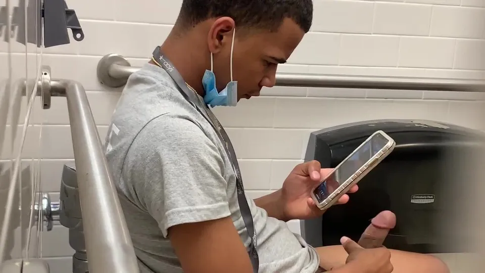 SpyWank Bathroom Cam Caught Porn