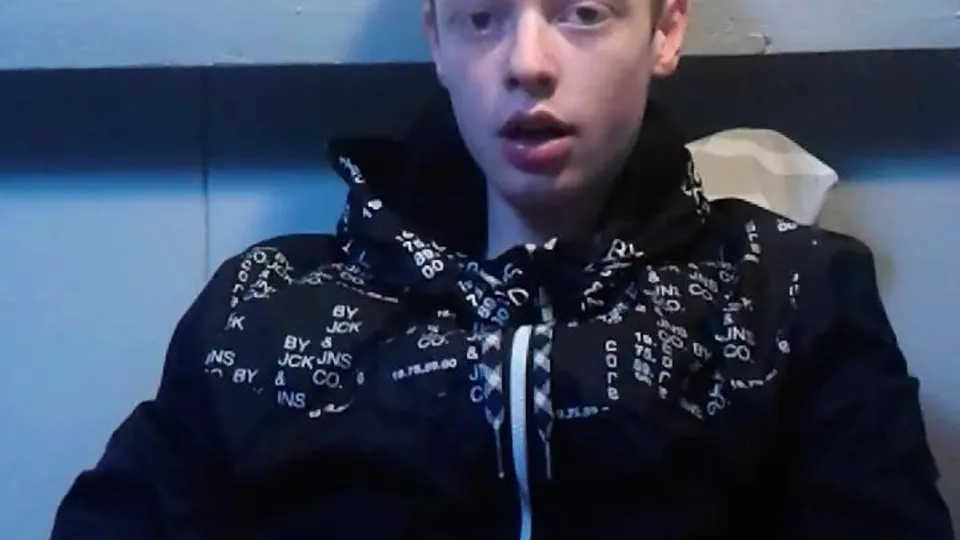 Ginger Twink se corre en la chaqueta