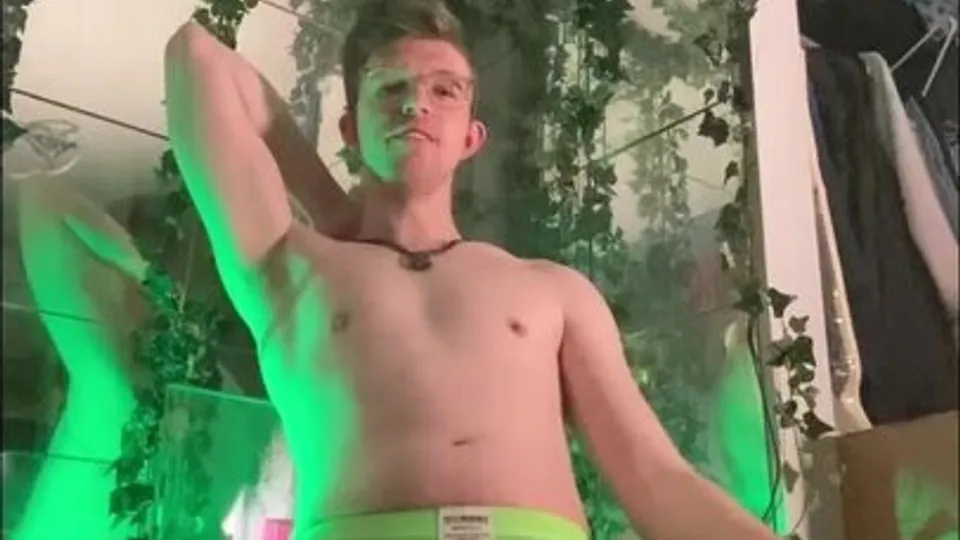 Stoner Boner - video 2 - ThisVid.com