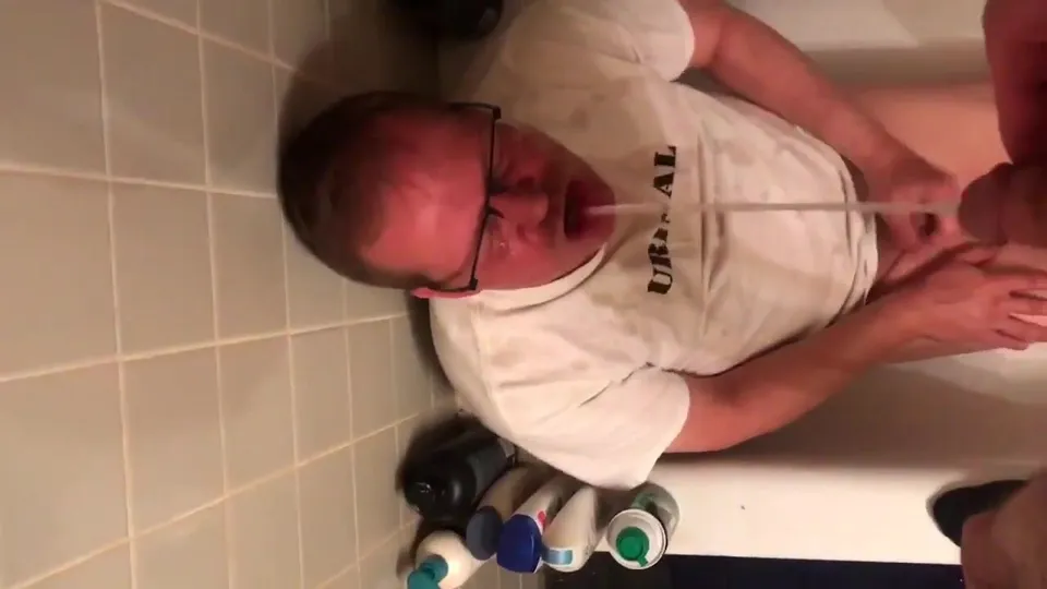 Store clerk pissing on faggot - ThisVid.com