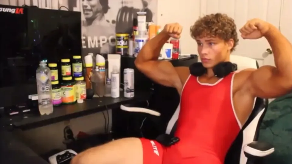 Str8 alpha flexes in his wrestling singlet - ThisVid.com