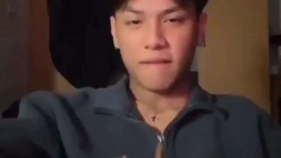 Garoto universitário filipino hétero engolindo