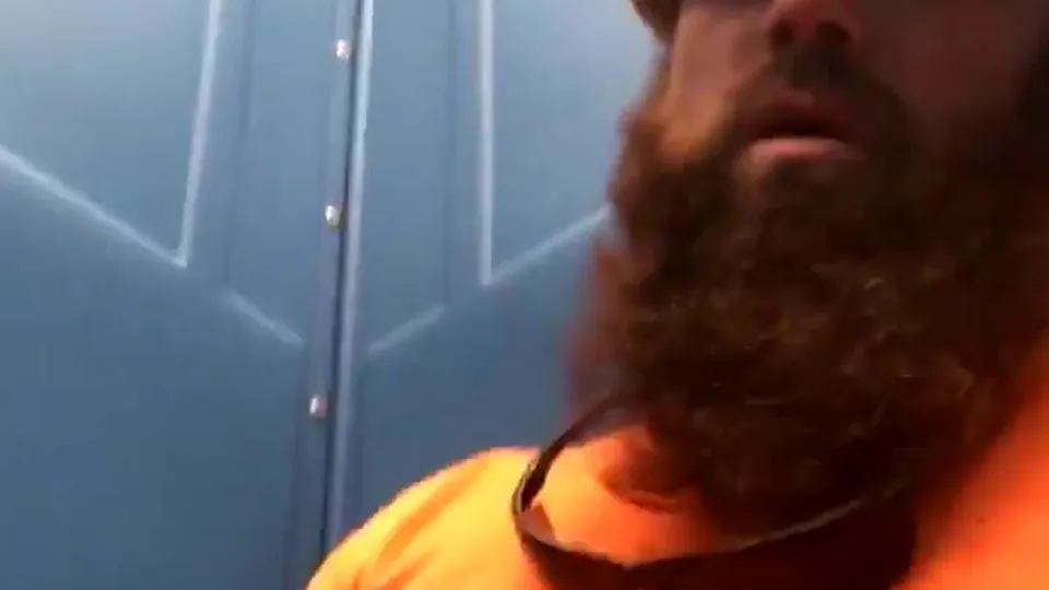 Str8 bearded alpha tradie jacks off in portaloo at work - ThisVid.com