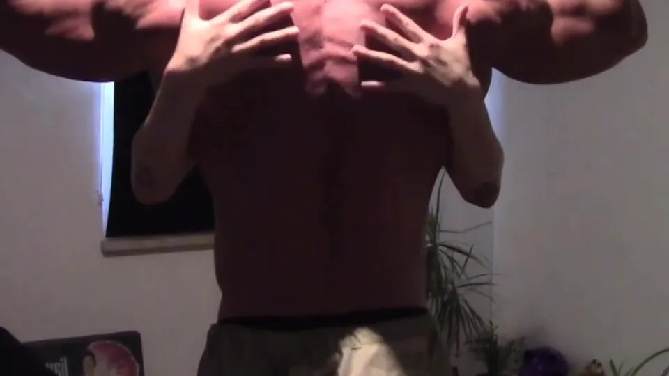 Str8 Bodybuilder worshipped by small dude - ThisVid.com