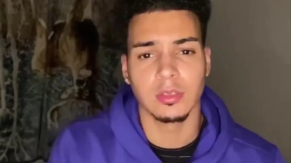 Str8 Guy Dildos his Muscle Ass for 1st Time! - ThisVid.com Türkçe