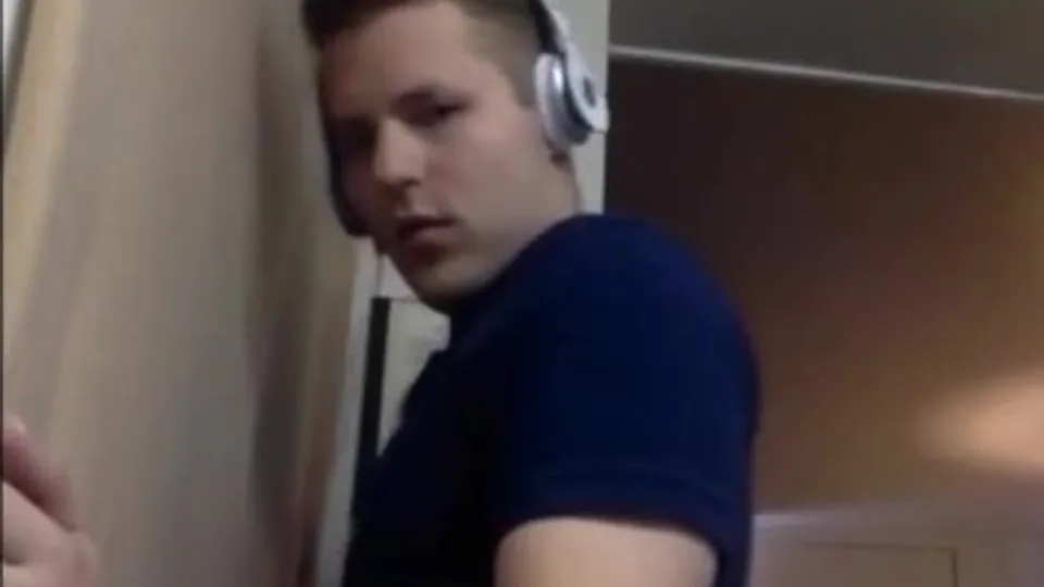 Str8 guy get blowjob real hot - video 14 - ThisVid.com